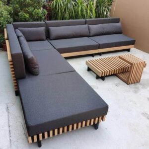 TerraLuxe Haven 4-seater outdoor sectional with matching table in modern Lubek design