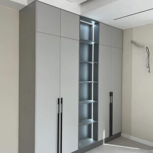 LED-lit central mirror wardrobe with matte black handles LED-lit central mirror wardrobe with matte black handles